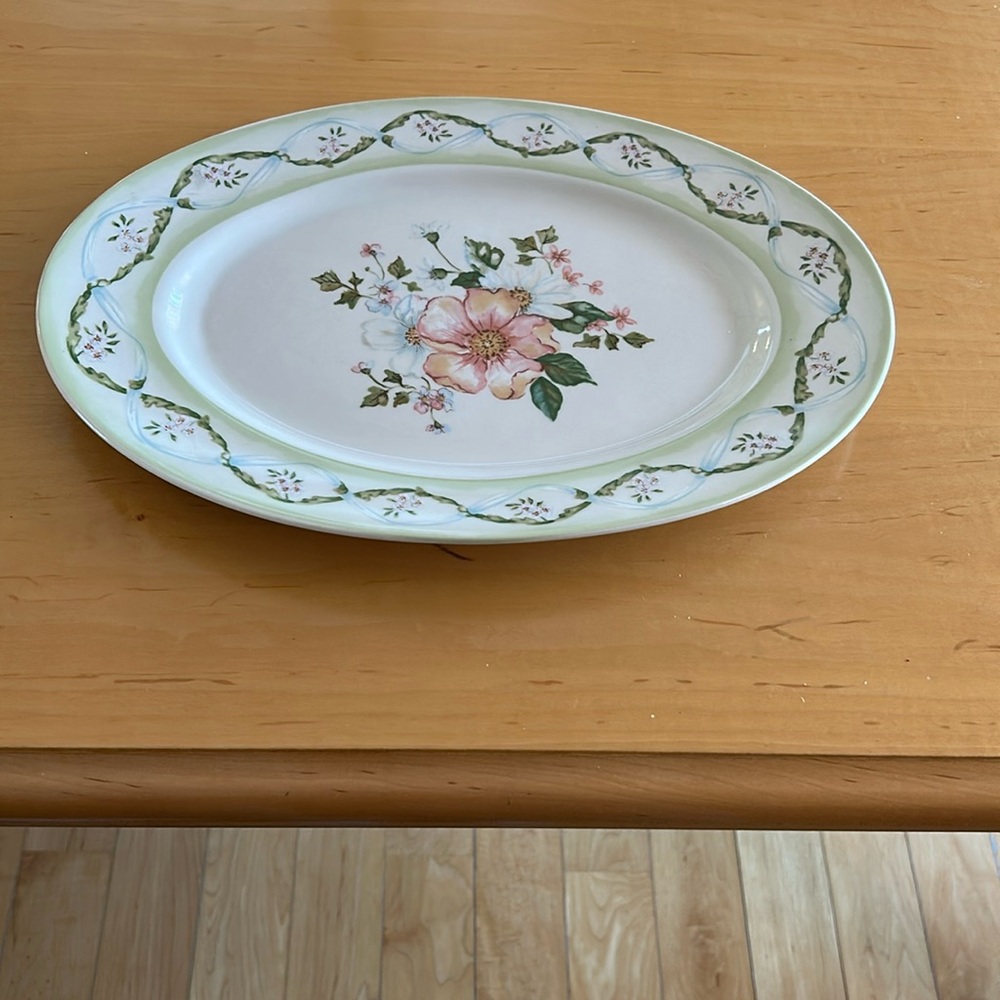 Tracy Porter Oval Platter Mint Condition. Enhance your dining experience.